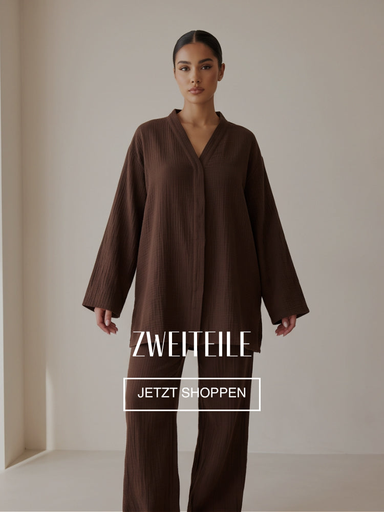 Frau trägt mint farbenen Zweiteiler mit Oversize-Hemdbluse und weiter Hose – sommerlich, locker und feminin