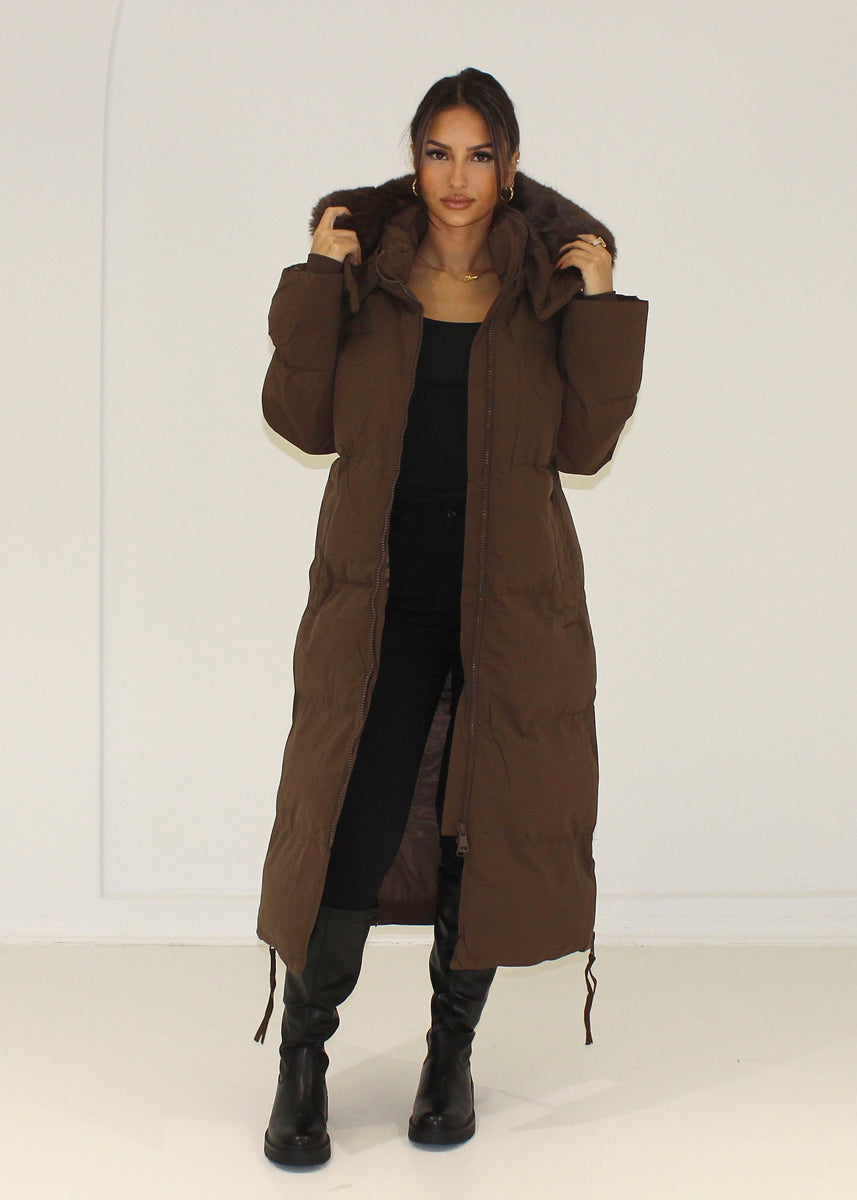 Winterparka mit Kapuze aus Kunstfell