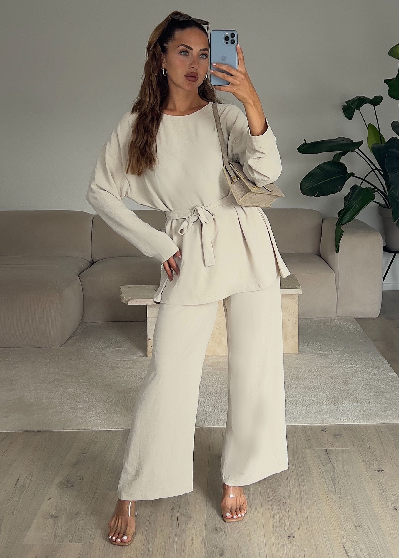 Modell trägt beiges Damen-Zweiteiler-Set mit weitem Schnitt von NAHA – eleganter Look für Alltag oder Büro.