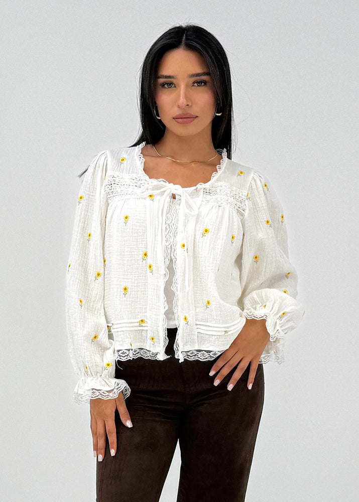 Bluse mit Stickereien und Häkelkante