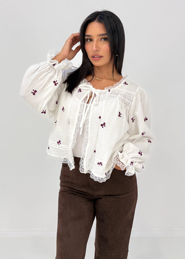 Bluse mit Stickereien und Häkelkante, kombiniert mit Hose in Wildlederoptik