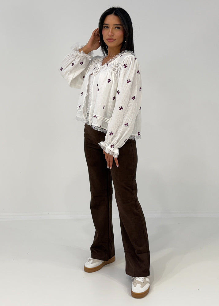 Bluse mit Stickereien und Häkelkante, kombiniert mit Hose in Wildlederoptik