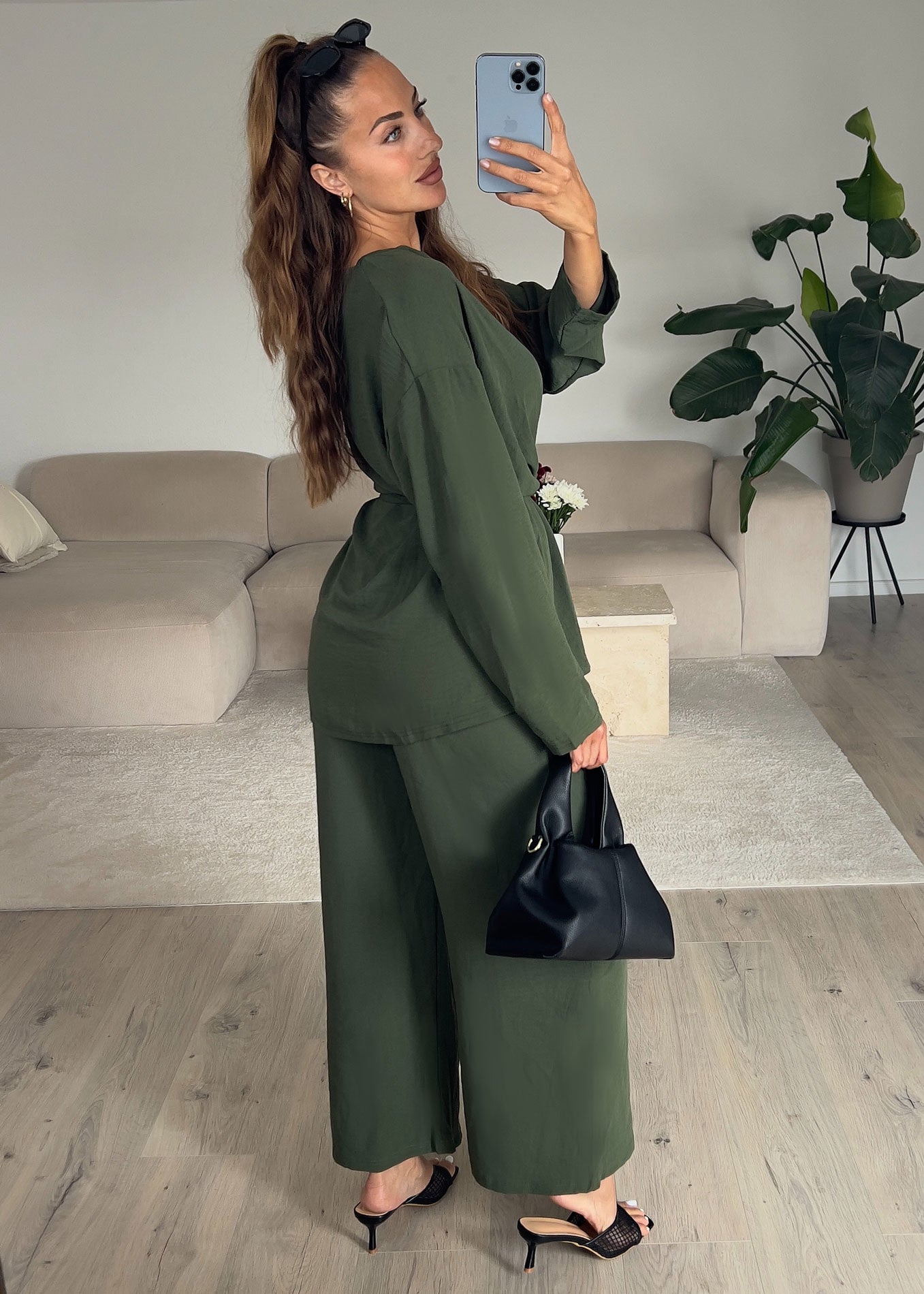 Modell trägt khakifarbenes Damen-Zweiteiler-Set mit weitem Schnitt von NAHA – stilvoller Look für Alltag oder Büro.