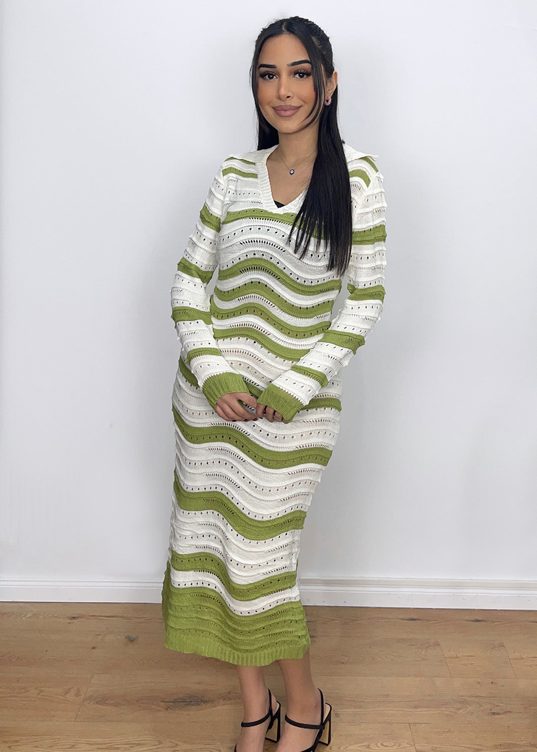 Strickkleid mit gestreiftem Muster