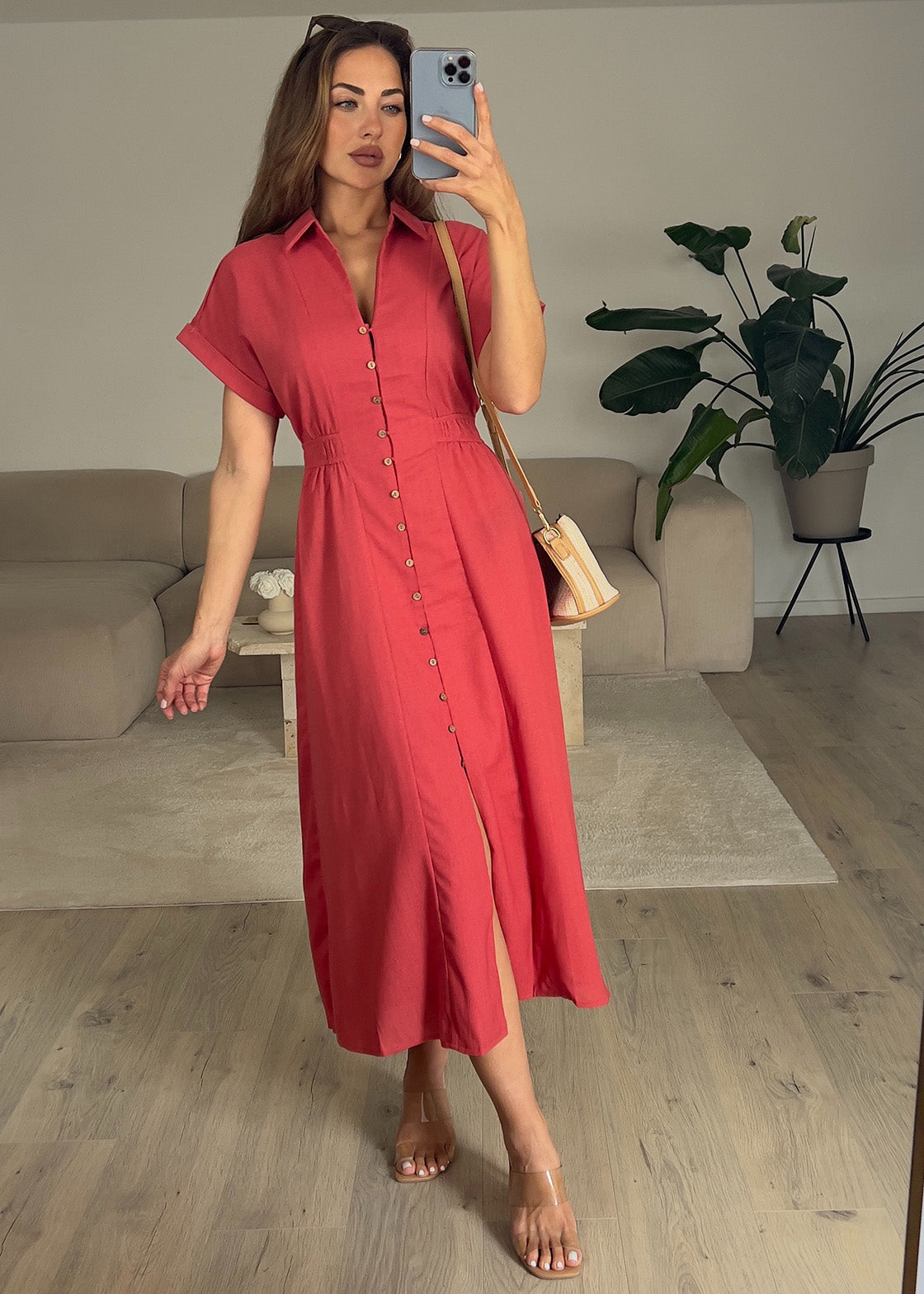 Frau trägt ein ärmelloses Hemdblusenkleid in Terracotta mit Knopfleiste – moderner Sommerlook von NAHA
