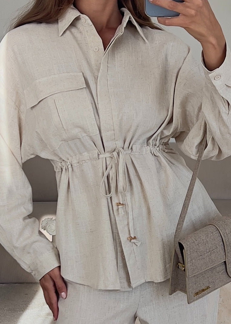 Zweiteiler mit Taillenschnürung