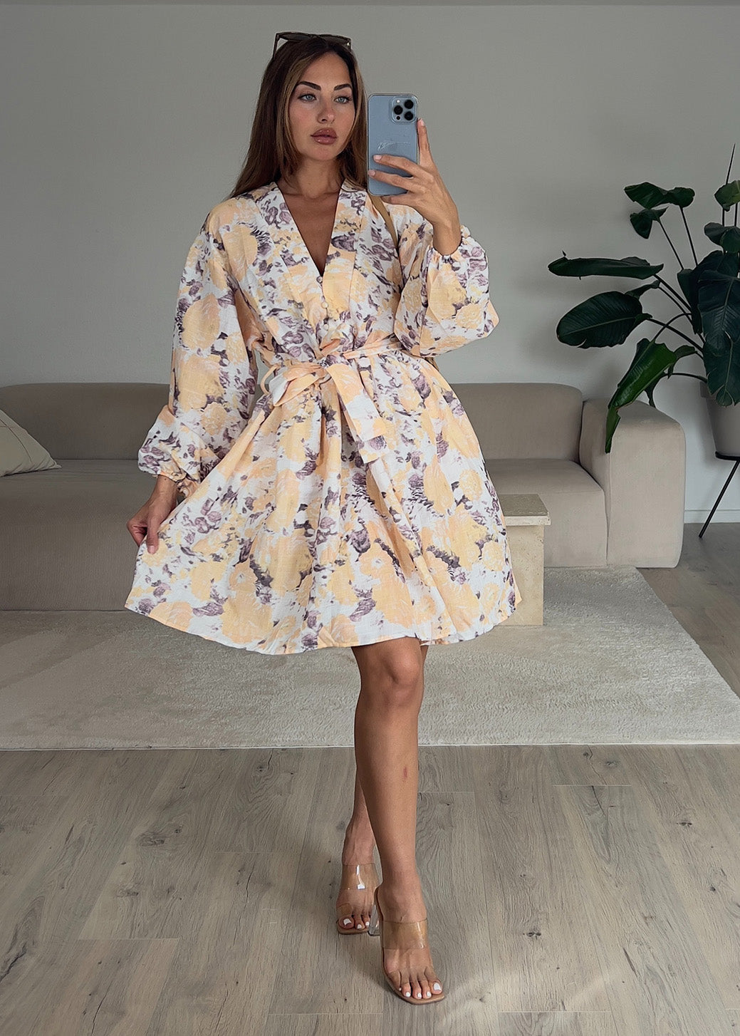 Kurzes Kleid mit Taillengürtel