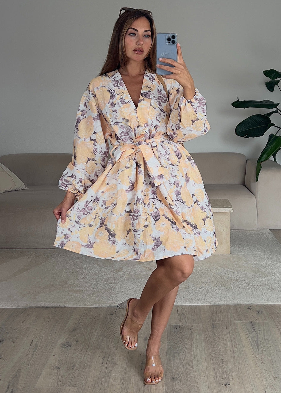 Kurzes Kleid mit Taillengürtel