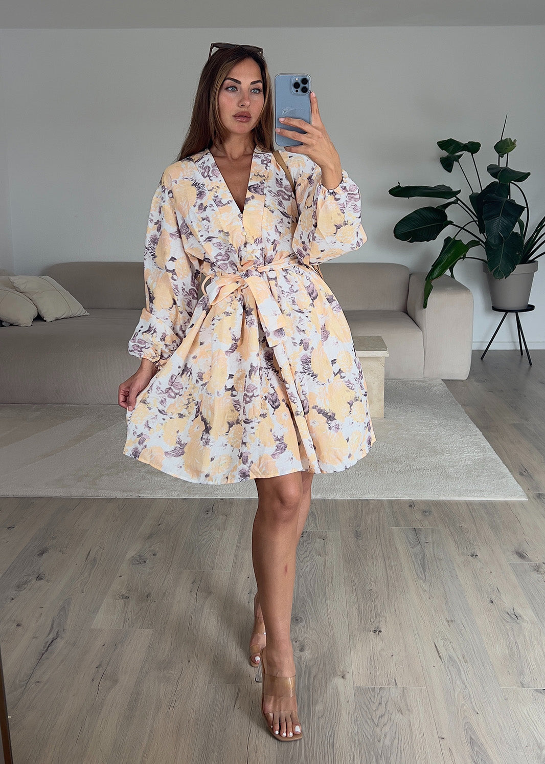 Kurzes Kleid mit Taillengürtel