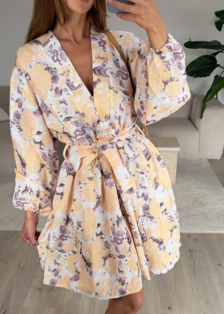 Kurzes Kleid mit Taillengürtel