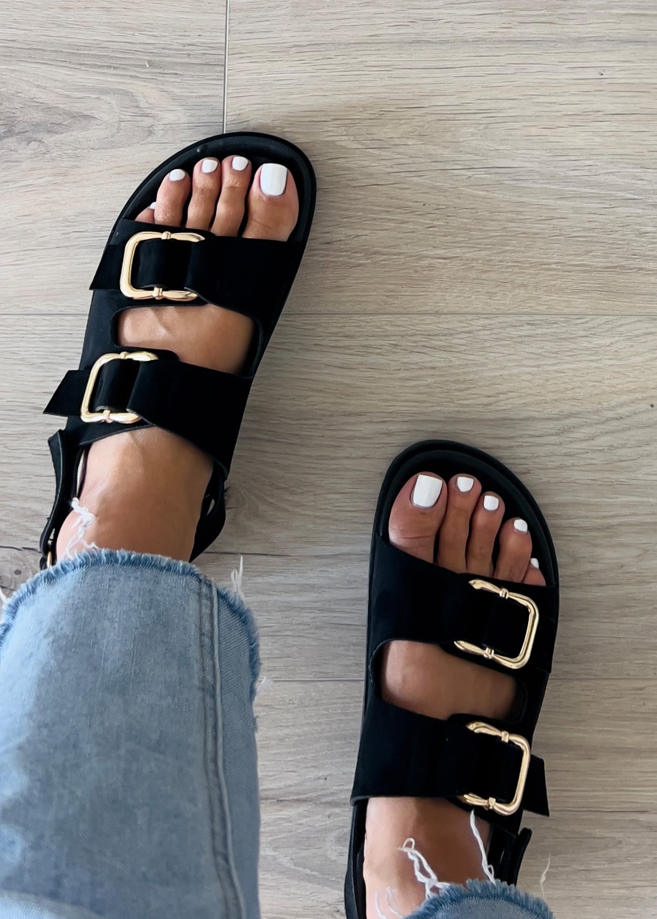 Sandalen mit goldenen Schnallen