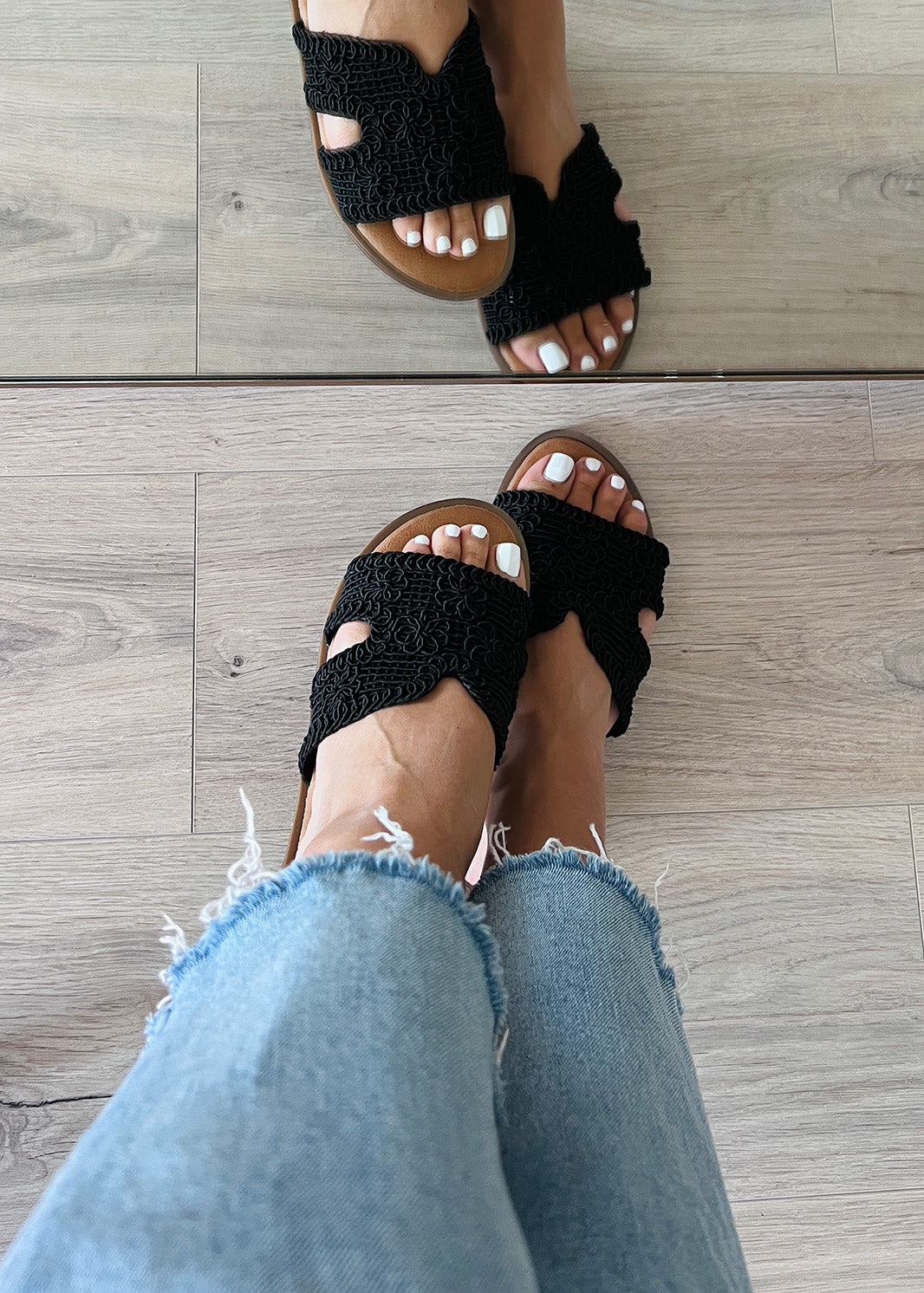 Sandalen mit goldenen Schnallen