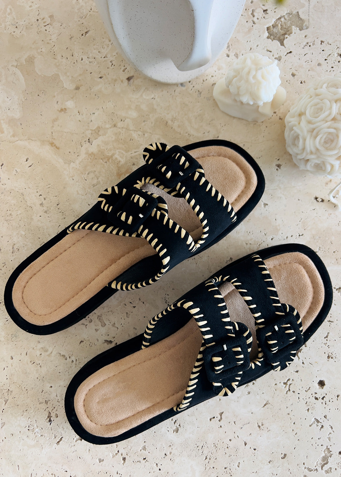 Sandalen mit Kontrastnähten