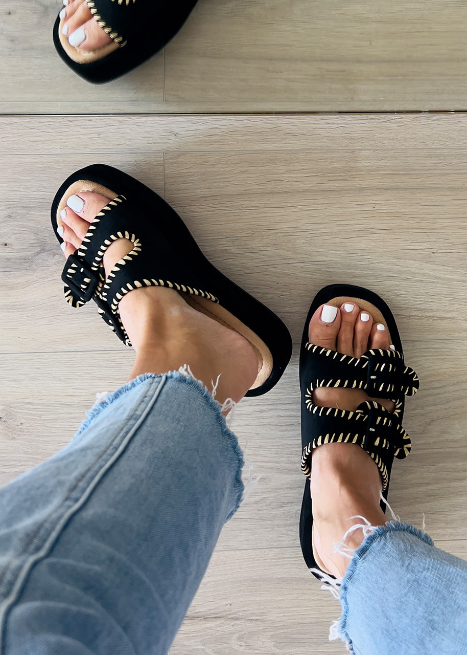 Sandalen mit Kontrastnähten