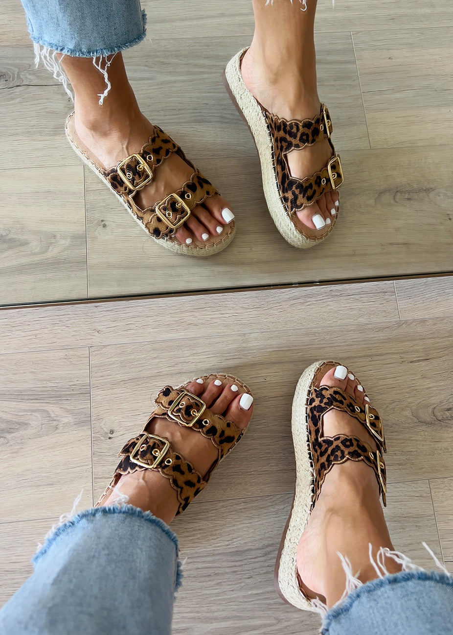 Plateau-Sandalen mit Leopardenmuster