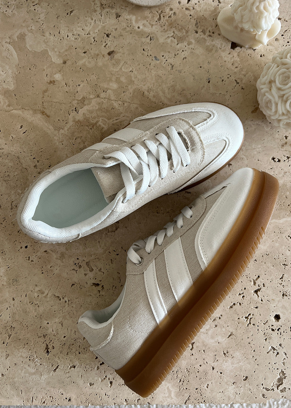 Beige Sneaker mit Gummisohle