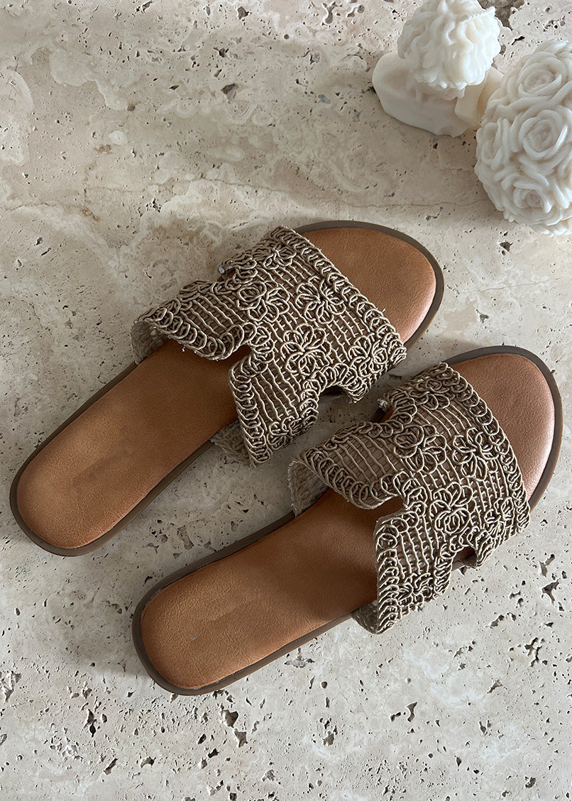 Sandalen mit gehäkeltem Look