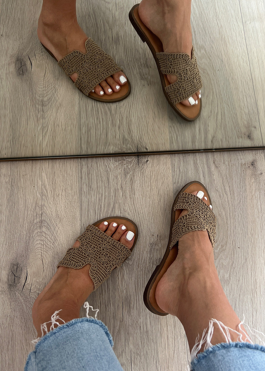 Sandalen mit gehäkeltem Look