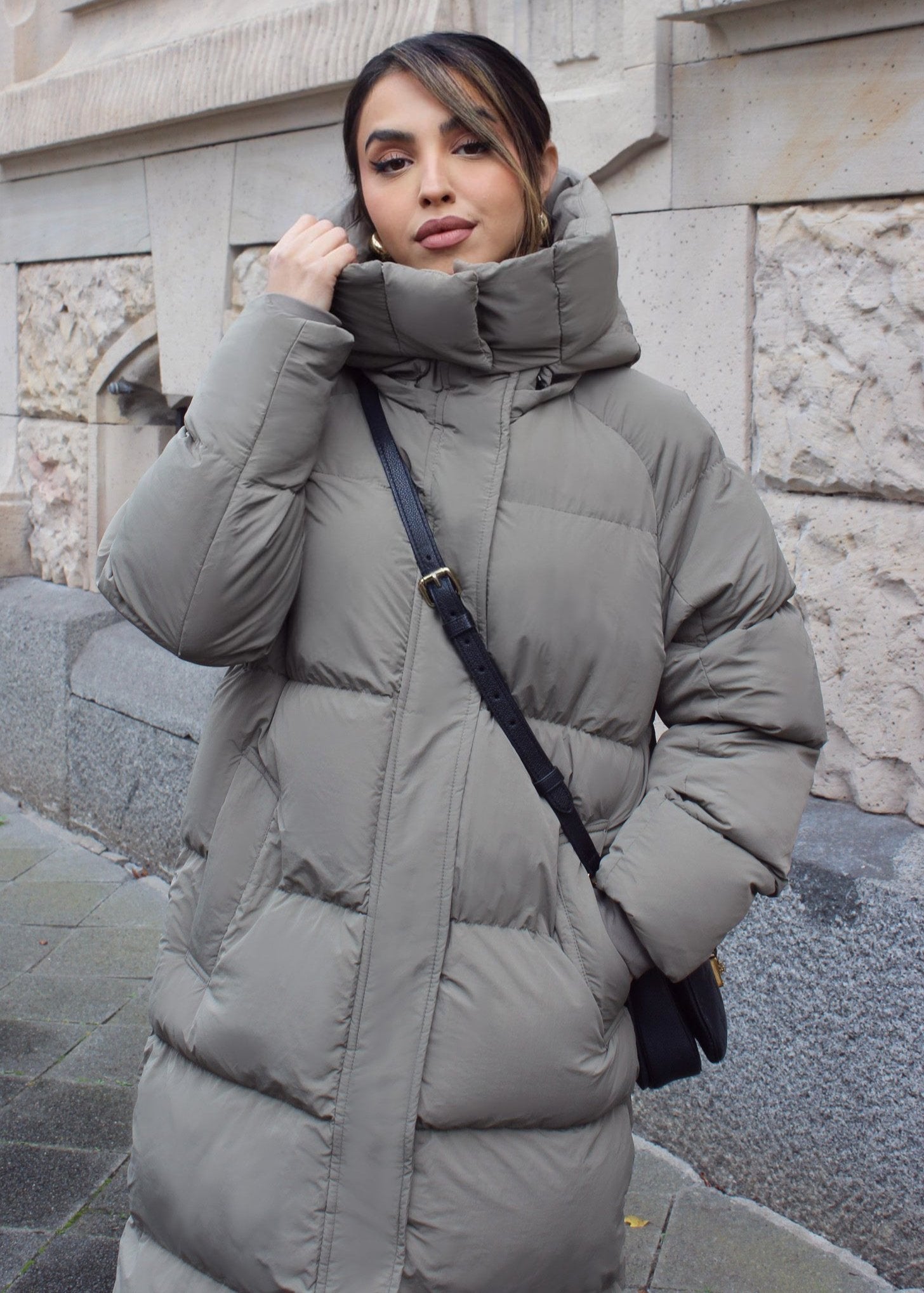 Langer Steppmantel mit Kapuze