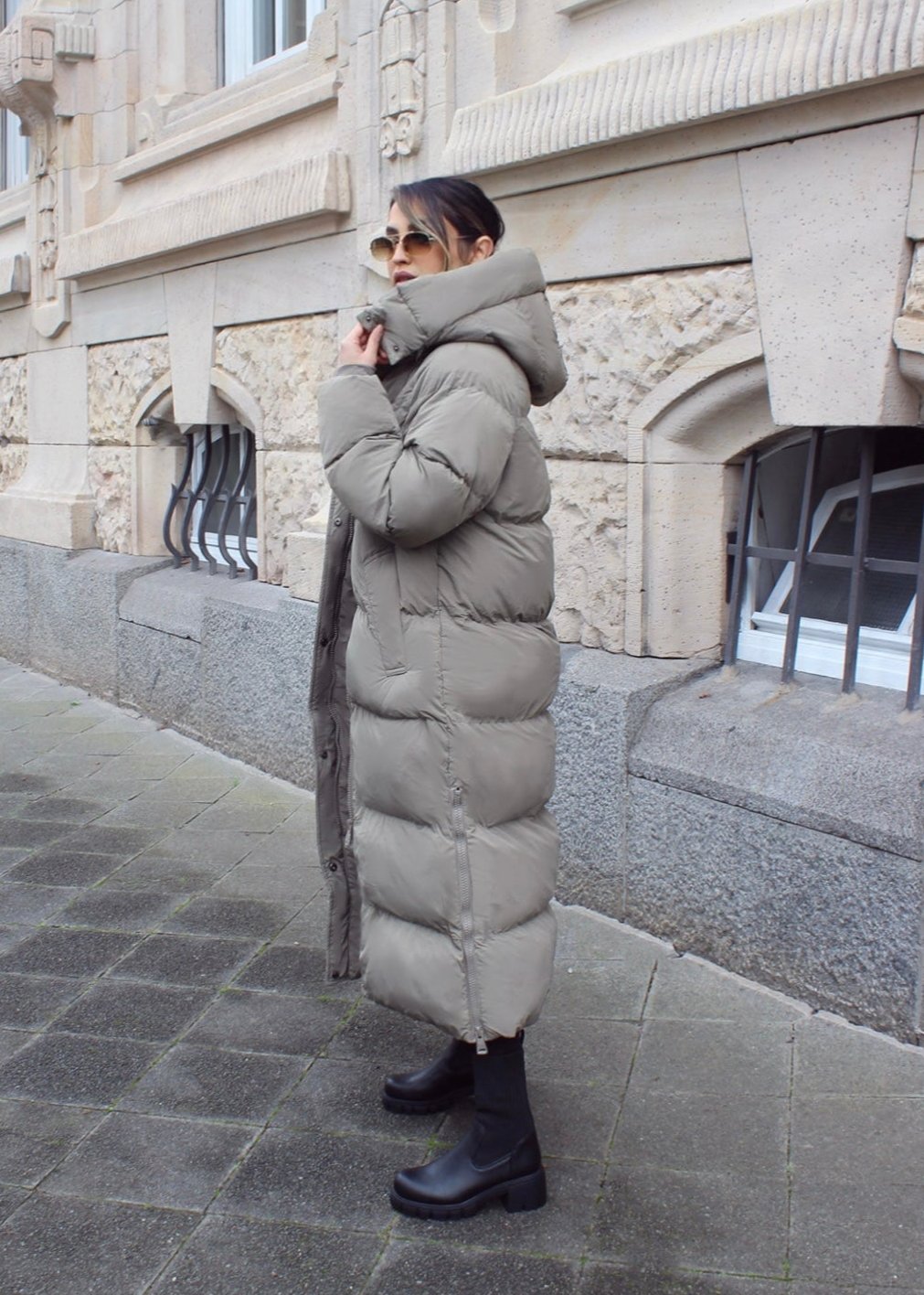 Langer Steppmantel mit Kapuze