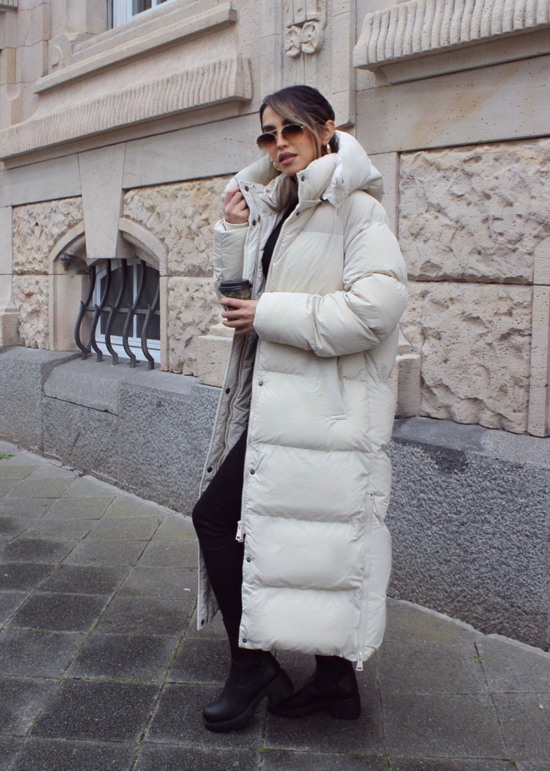 Langer Steppmantel mit Kapuze