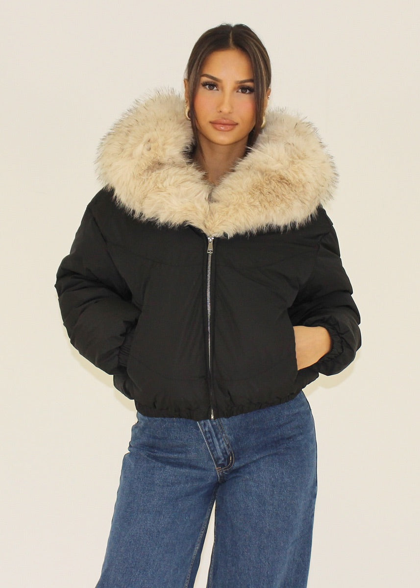 Kurzjacke mit breitem Kunstfellkragen