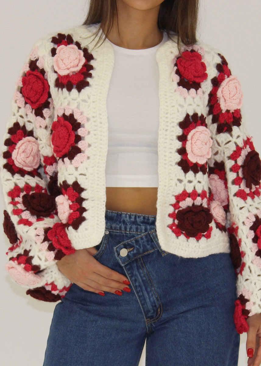 Handgehäkelte Strickjacke mit Blumenmuster