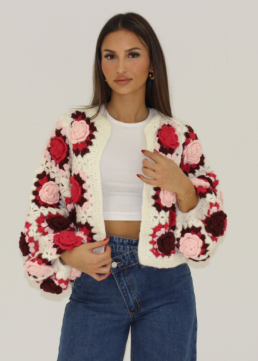 Handgehäkelte Strickjacke mit Blumenmuster