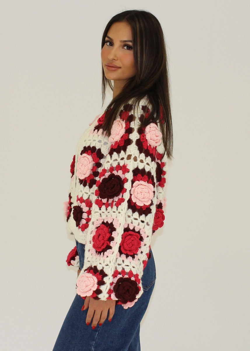 Handgehäkelte Strickjacke mit Blumenmuster