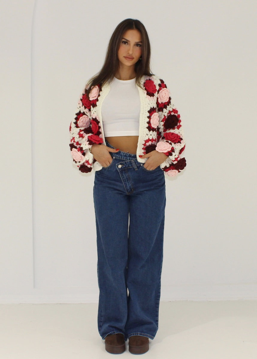 Handgehäkelte Strickjacke mit Blumenmuster