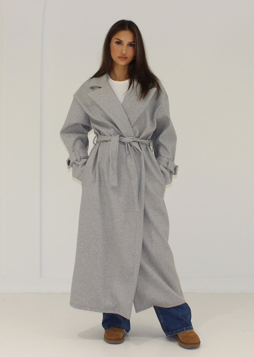 Langer Mantel mit Gürtel