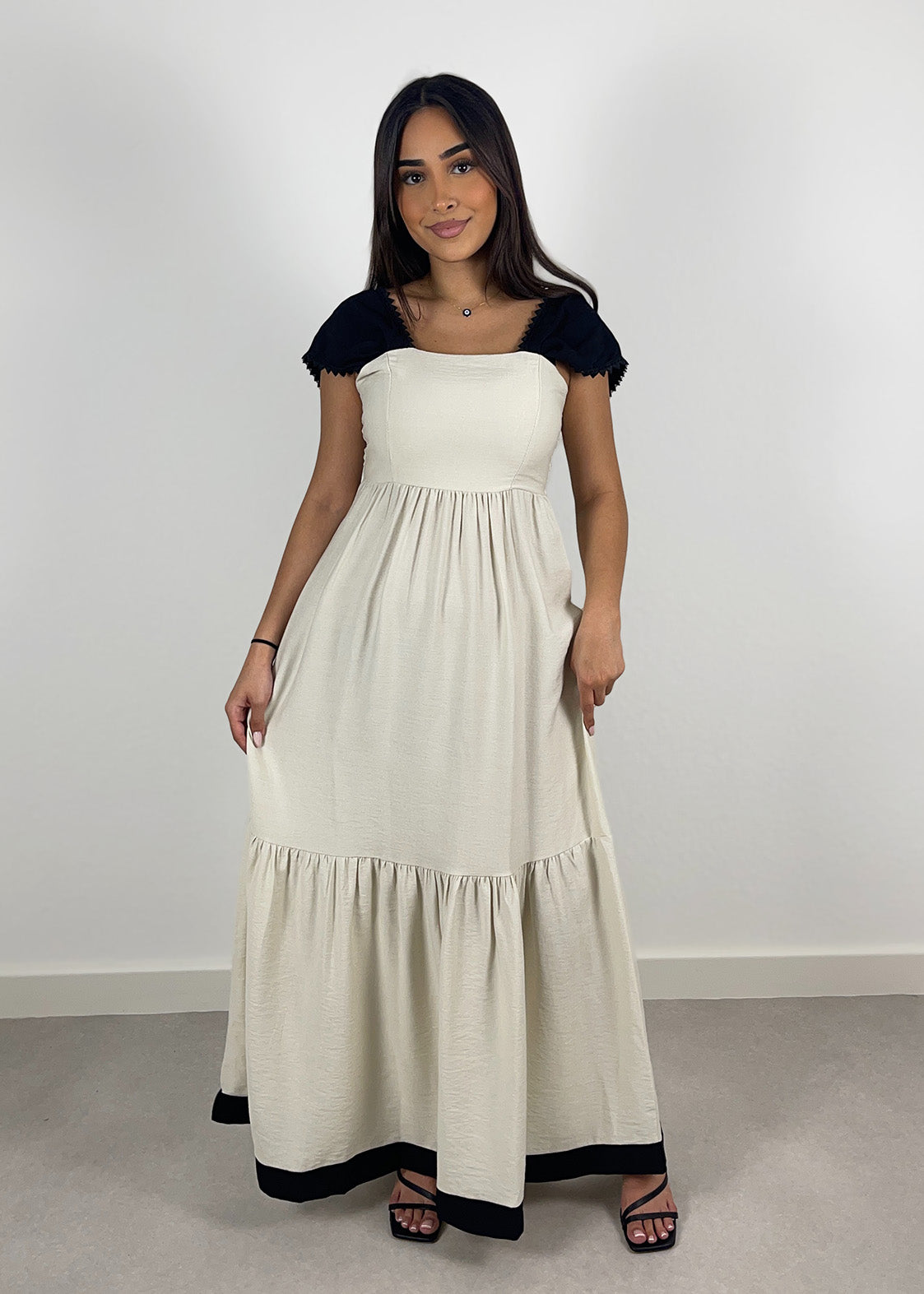 Maxikleid mit breiten Trägern