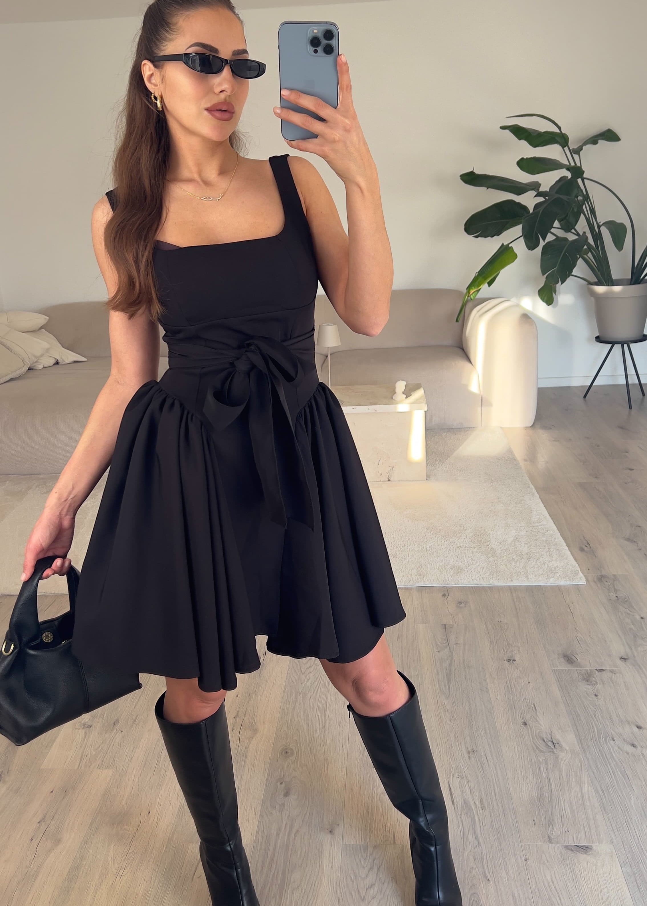 Minikleid mit Volant-Details