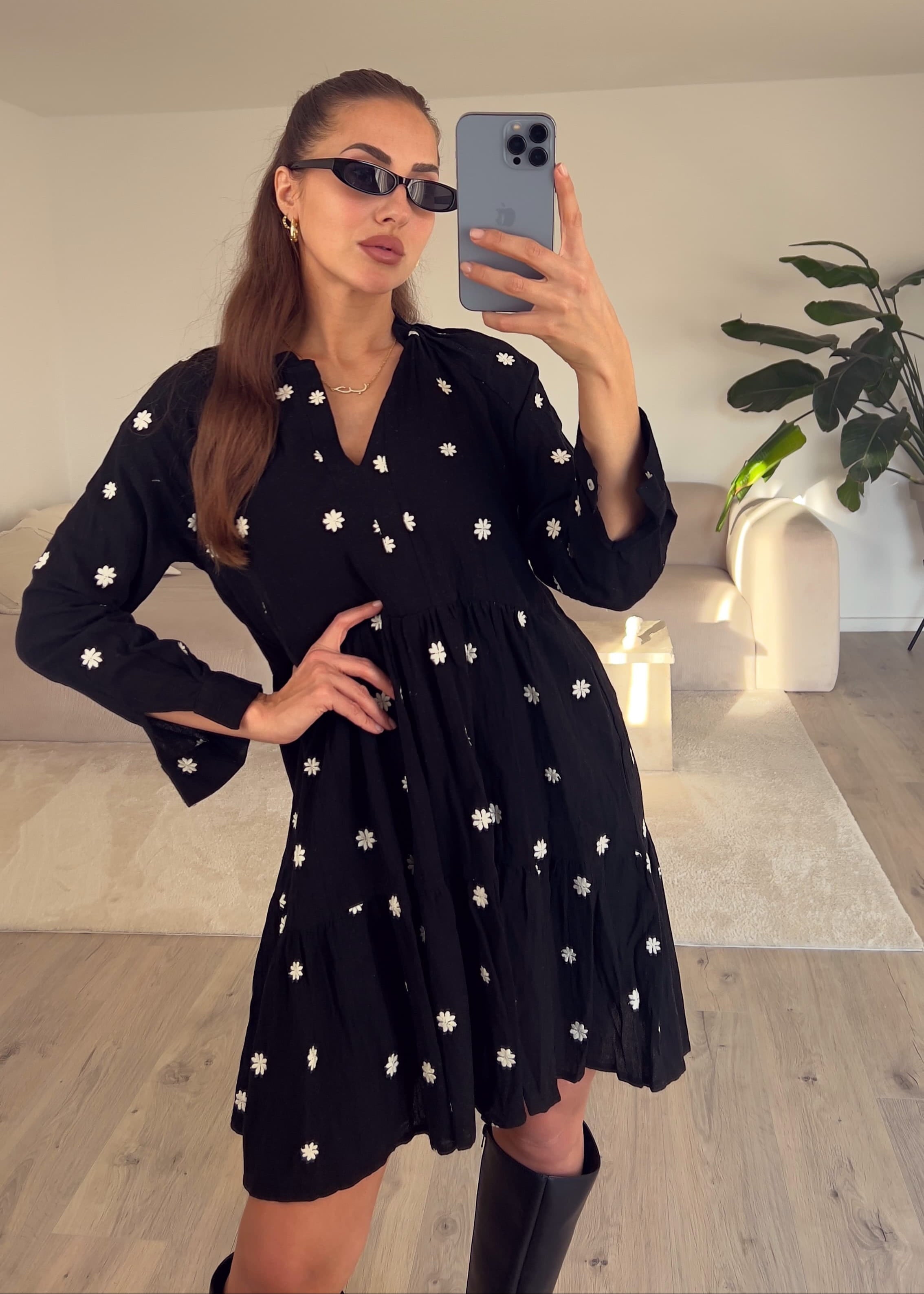 Minikleid mit Blumenstickerei