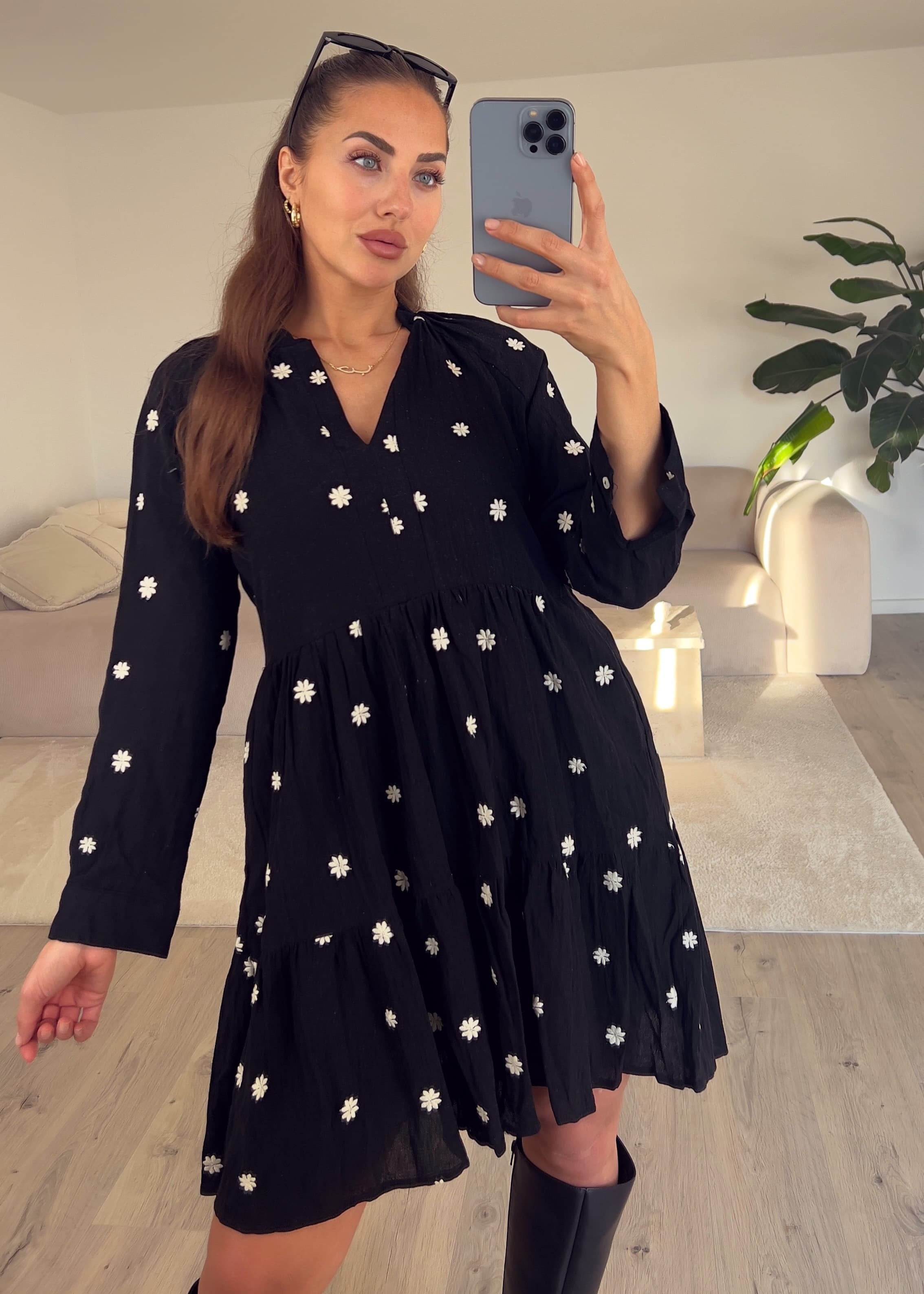 Minikleid mit Blumenstickerei