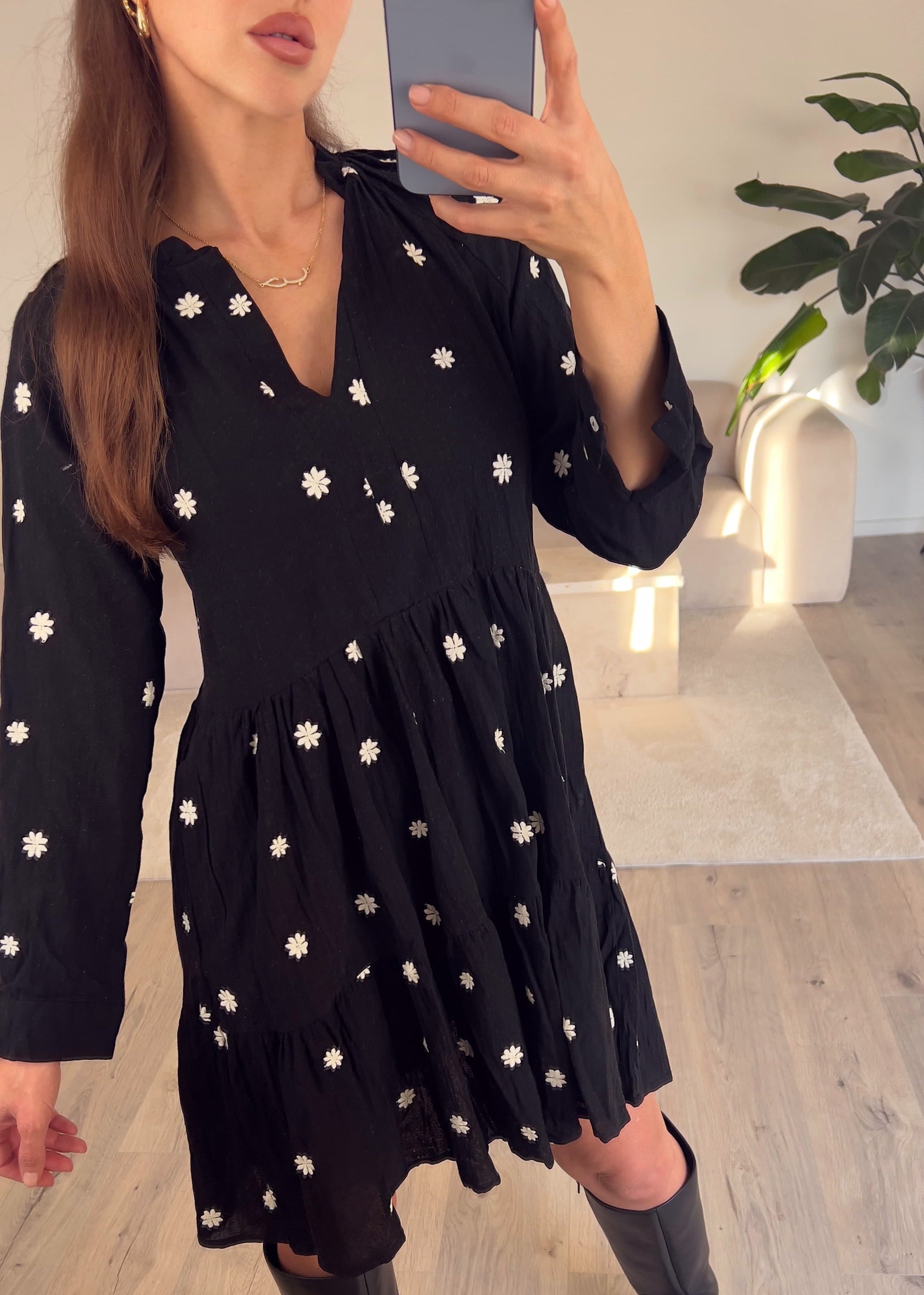 Minikleid mit Blumenstickerei