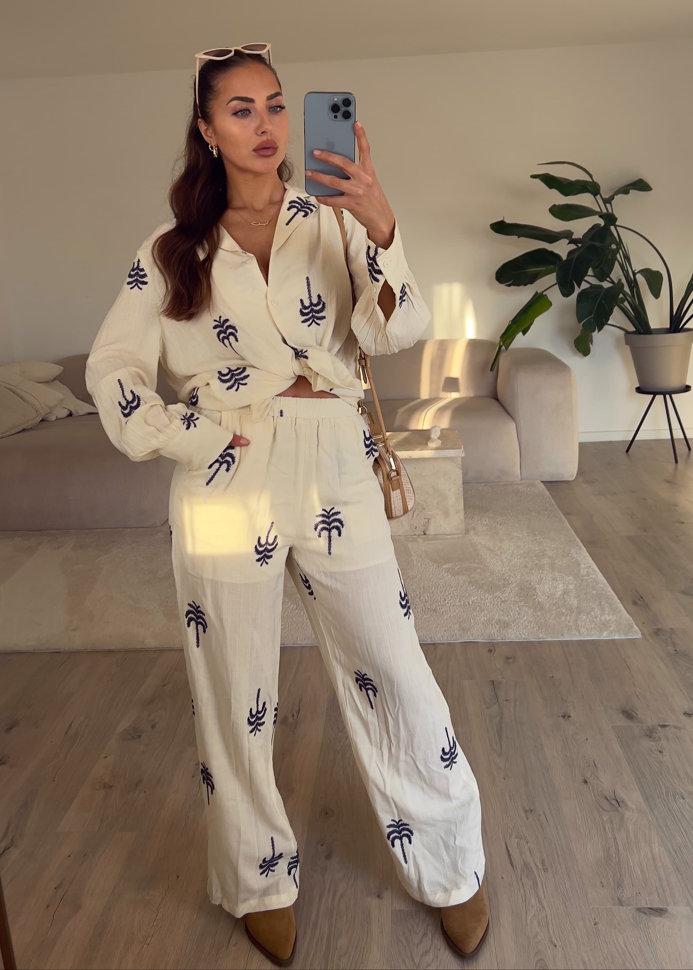 Bestickter Zweiteiler