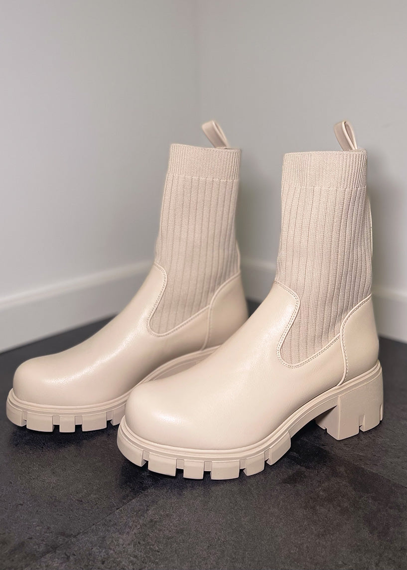 Stiefelette mit Rippenstrick-Schaft