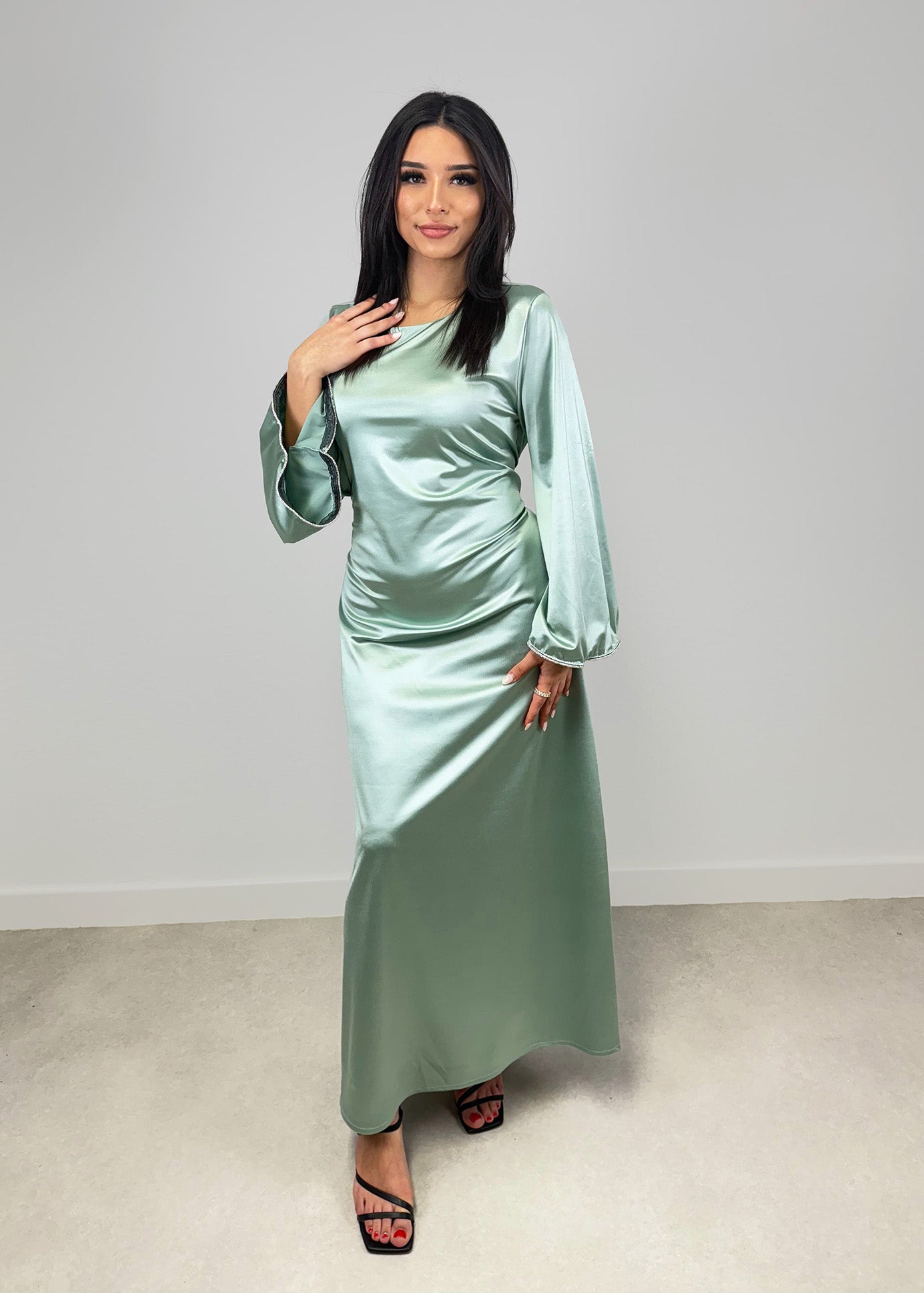 Satinkleid mit Strass-Ärmeln