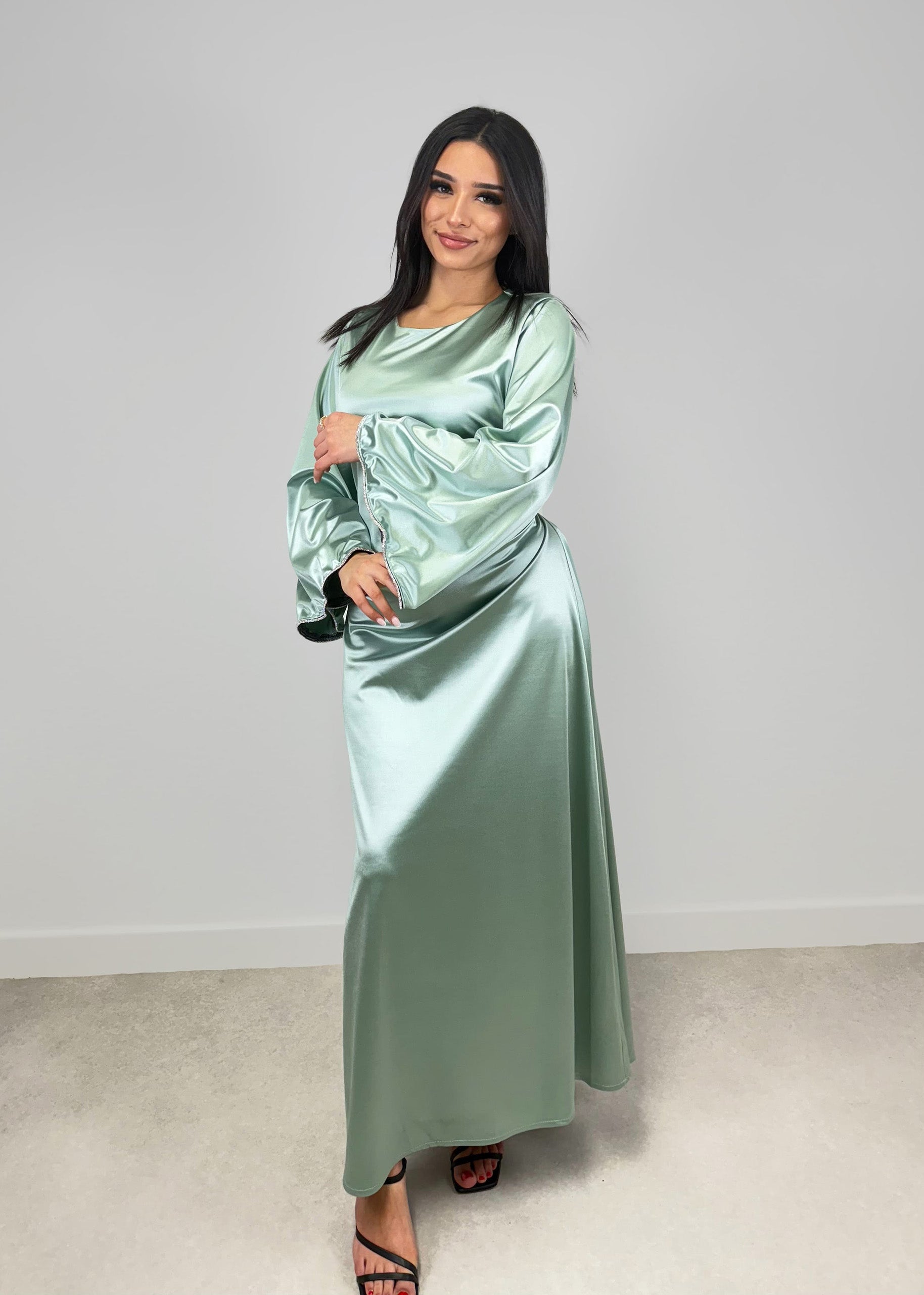 Satinkleid mit Strass-Ärmeln