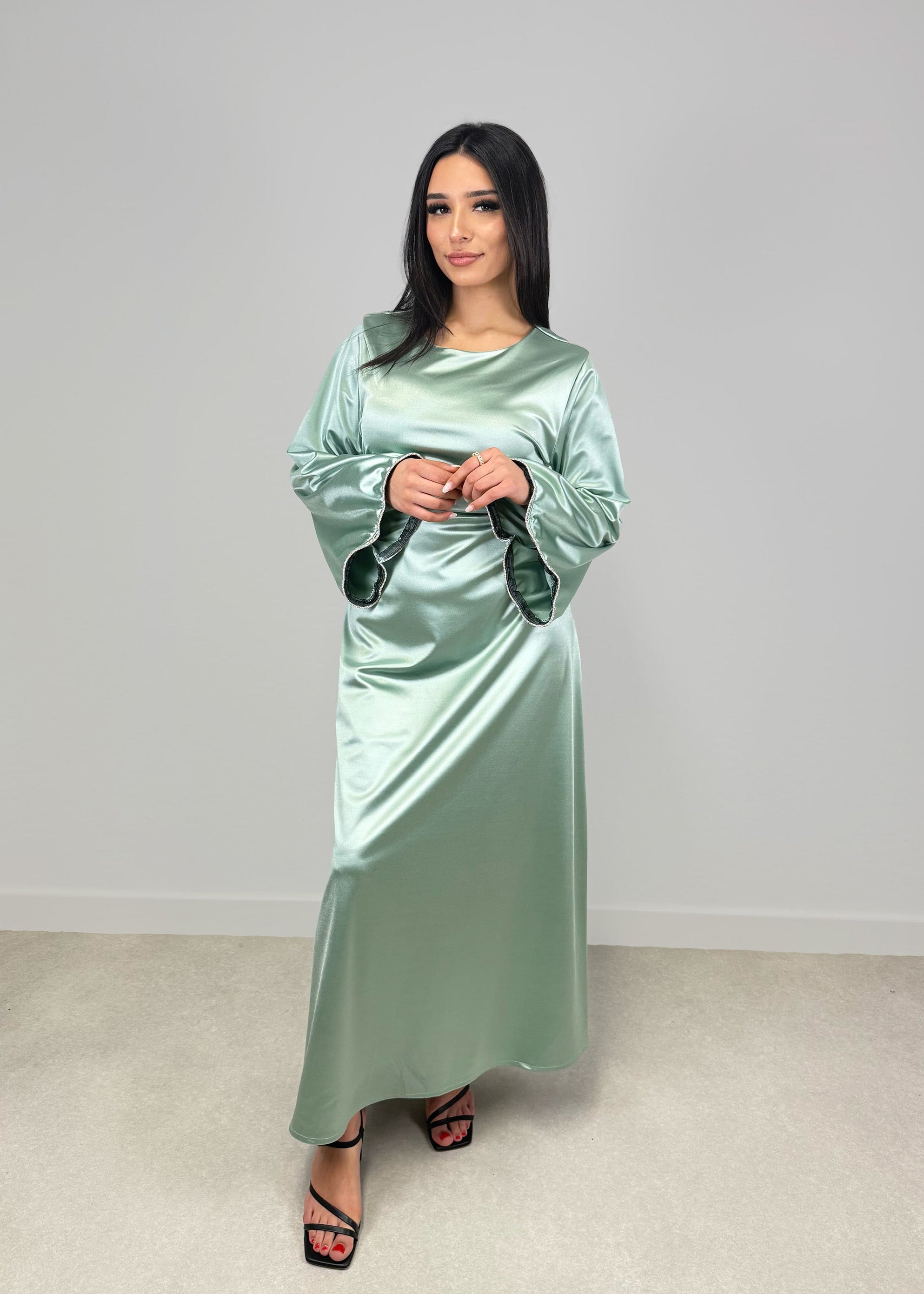 Satinkleid mit Strass-Ärmeln