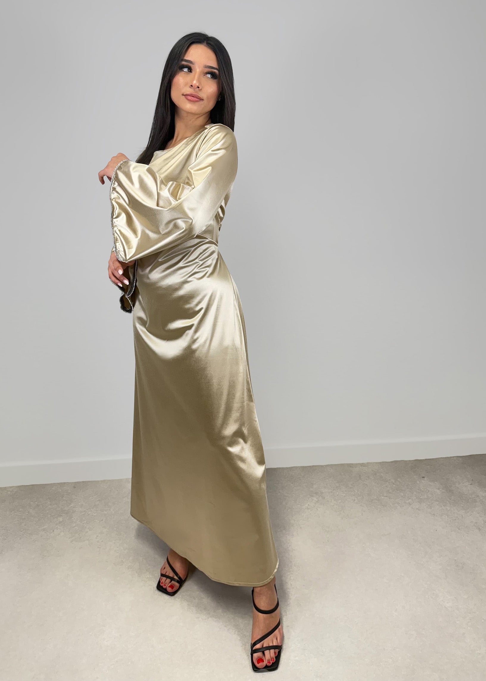 Satinkleid mit Strass-Ärmeln