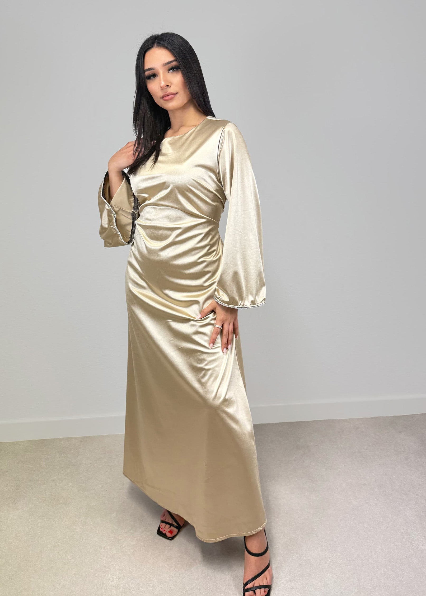 Satinkleid mit Strass-Ärmeln