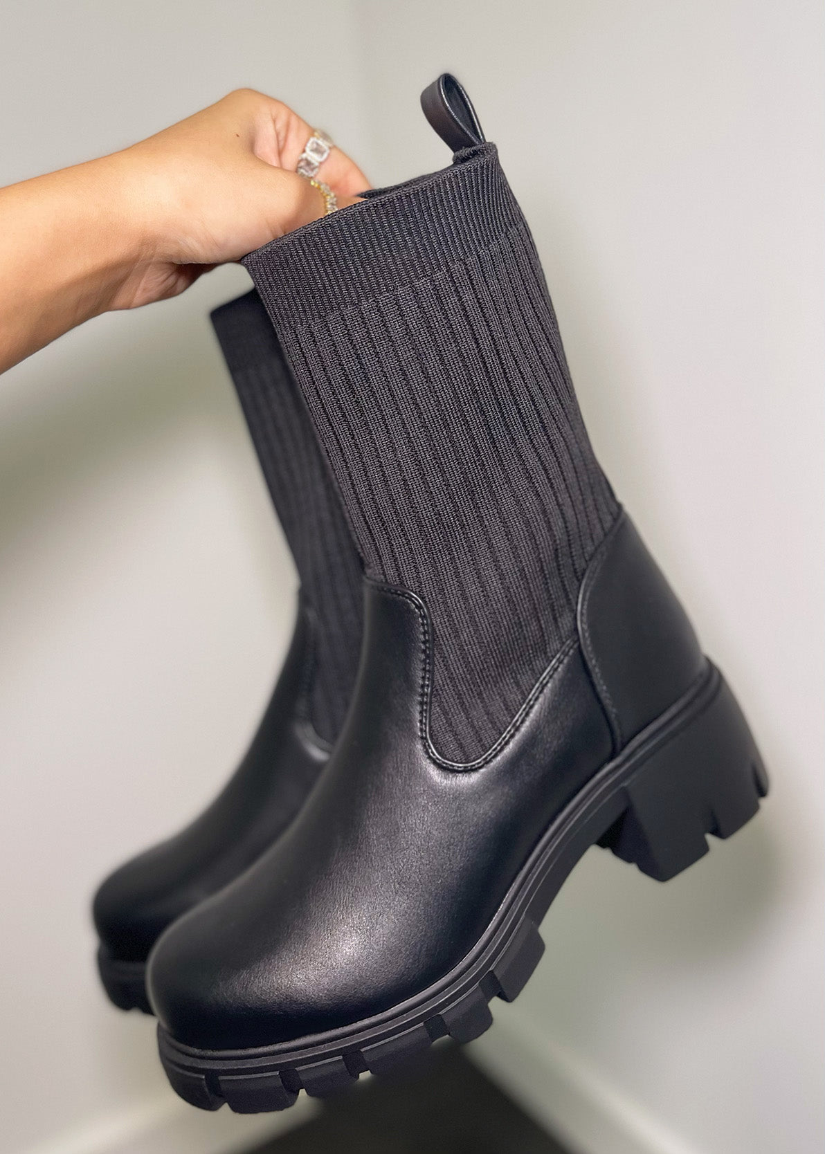 Stiefelette mit Rippenstrick-Schaft