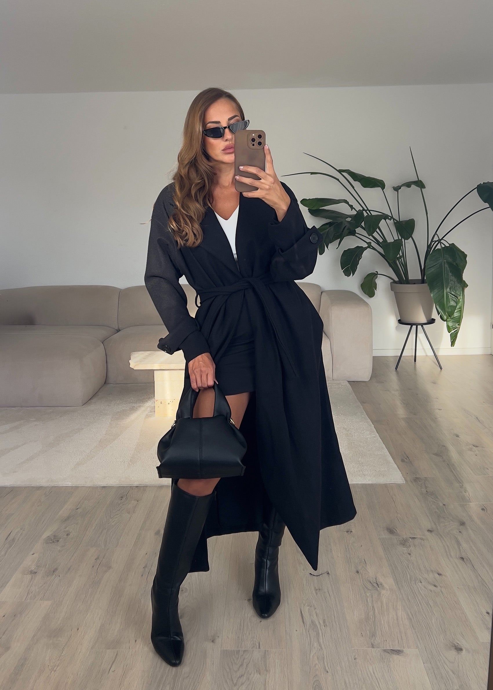 Langer Mantel mit Gürtel