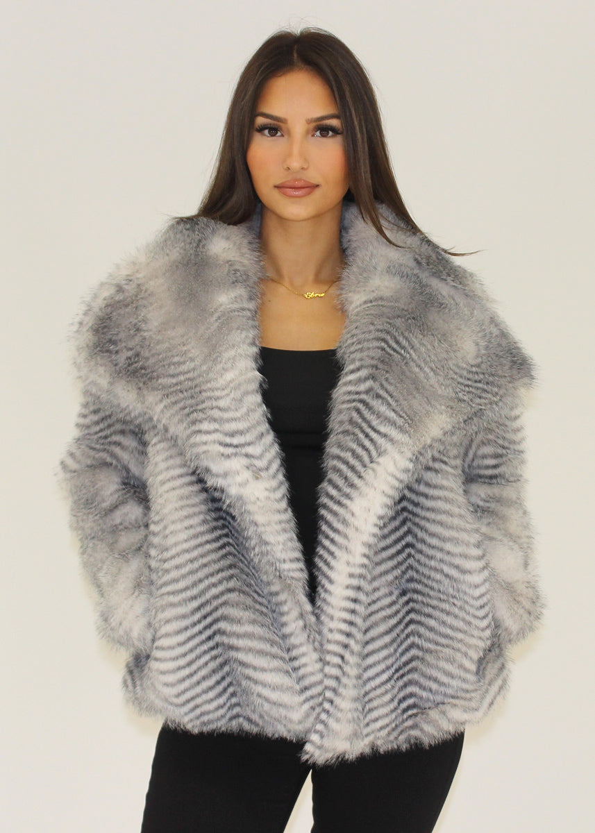 Kunstfelljacke mit weitem Kragen