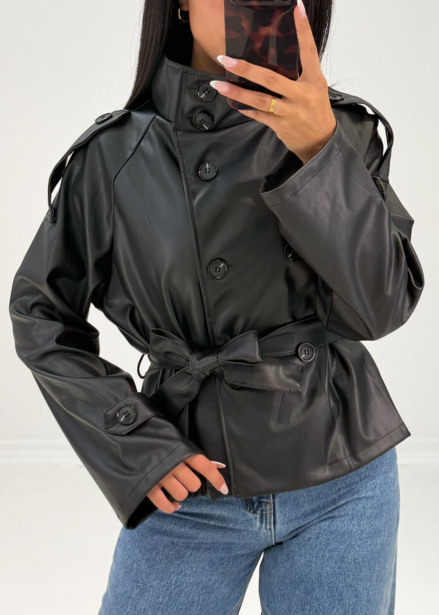 Kurze Kunstlederjacke mit Gürtel