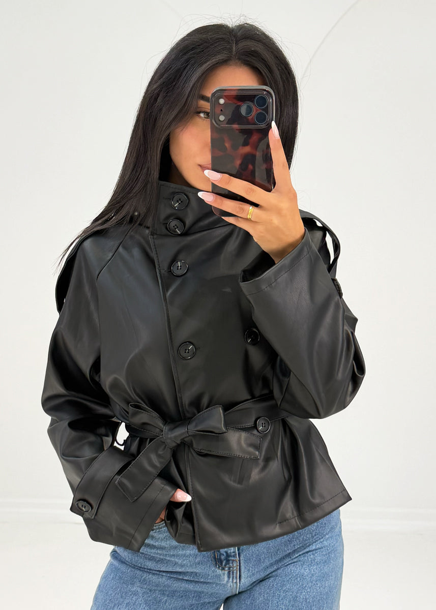 Kurze Kunstlederjacke mit Gürtel