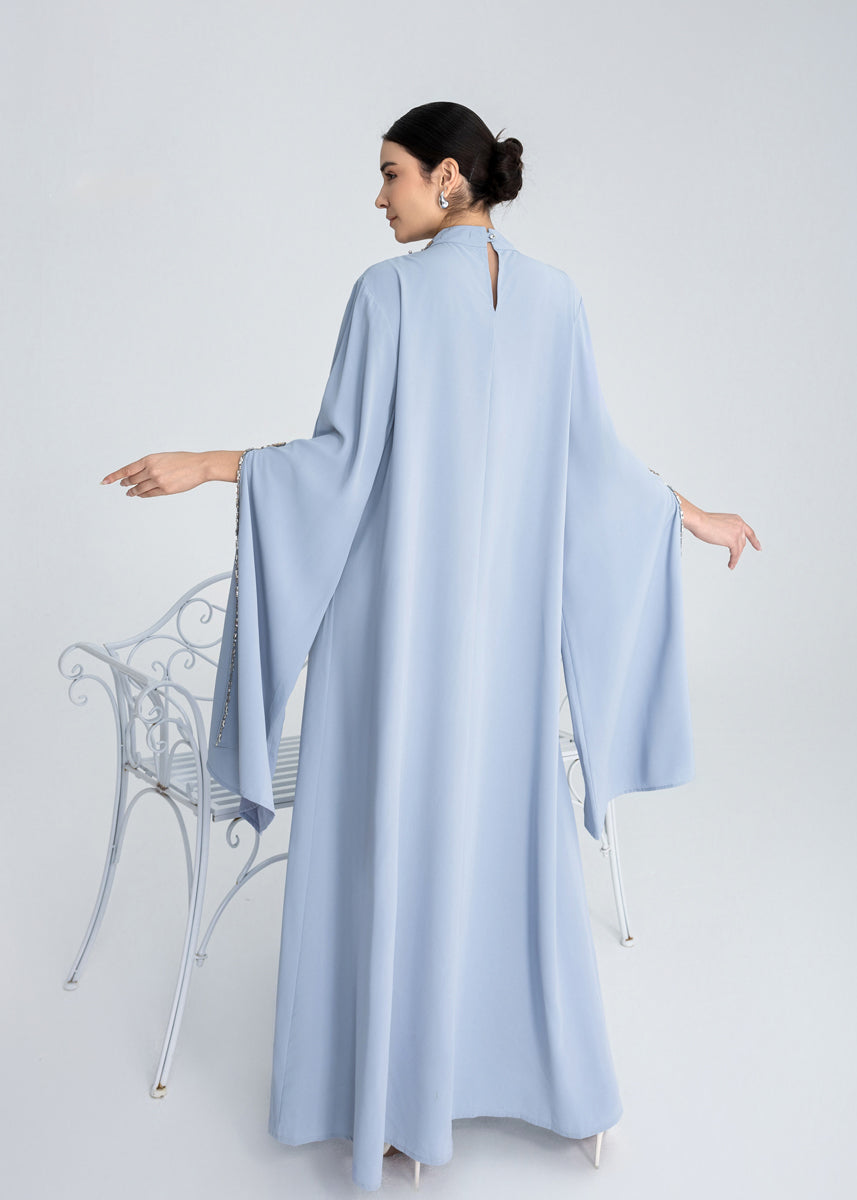 Maxikleid mit Perlenstickerei und Cape-Ärmeln