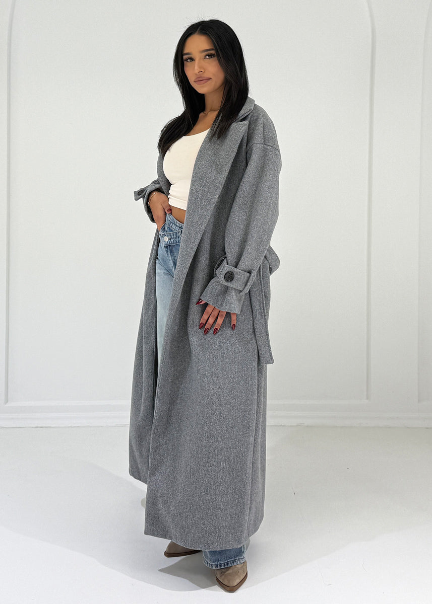 Langer Mantel mit Gürtel